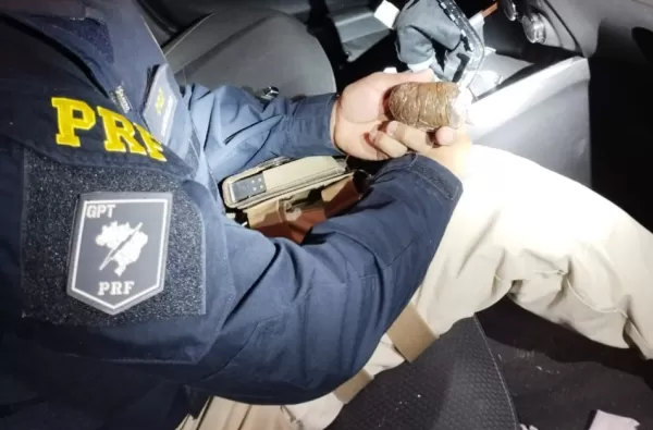PRF prende homem que transportava haxixe escondido em carro