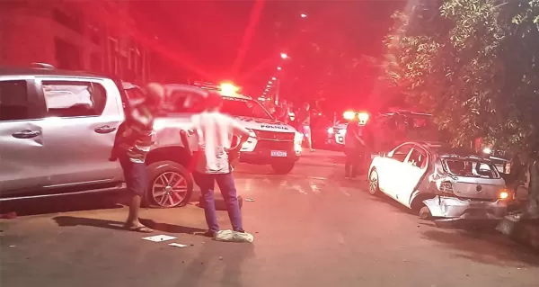 Caminhonete desgovernada atropela pedestre e fere mais seis pessoas 