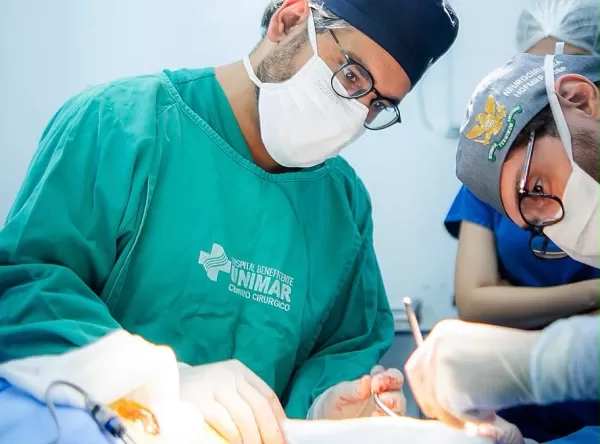 Hospital Beneficente Unimar realiza primeira cirurgia cerebral para tratamento de Parkinson