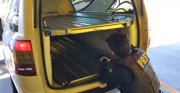 PRF descobre carga de 240 kg de maconha em carro funerário