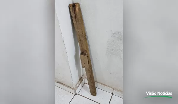 Rapaz ameaça agredir a própria avó com pedaço de pau e ainda enfrenta PMs