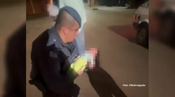 PMs salvam recém-nascida que estava engasgada