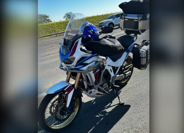 Motociclista adultera placa da moto "estradeira" para não levar multas e acaba preso