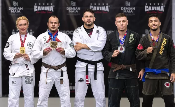 Atletas da Escola Cavina Demian Maia conquistam medalhas em competições de jiu-jítsu