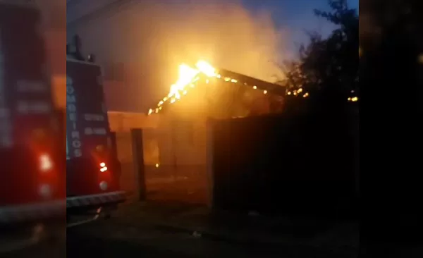 Mulher e bebê de oito meses escapam de incêndio em residência. Família perde tudo