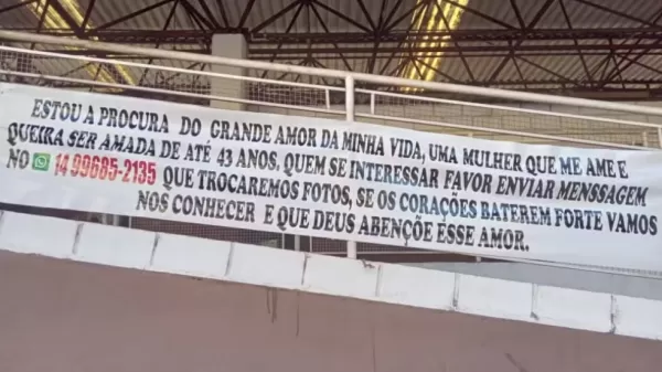 No Dia Nacional dos Solteiros, mariliense coloca faixa no terminal urbano em busca da “alma gêmea”