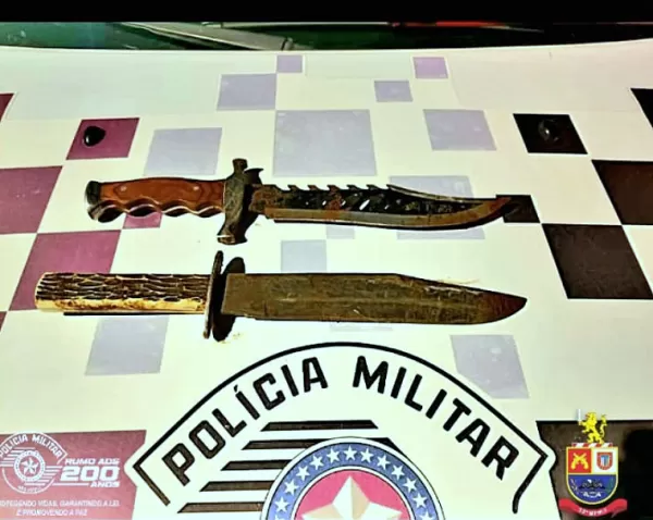 Homem invade casa da própria mãe com facas e ameaça matar familiares