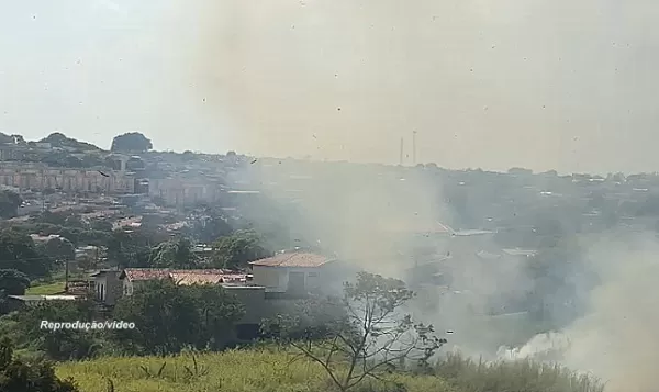 Queimada ameaça casas e propriedades rurais e mobiliza Bombeiros em Marília