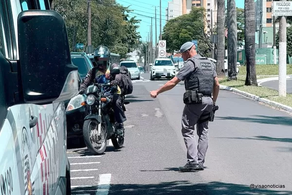 Operação Cavalo de Aço da PM fiscaliza motos nas ruas de Marília