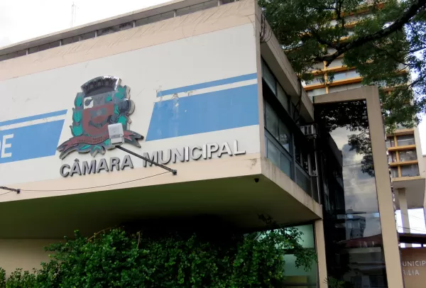 Disputa na Câmara de Marília ganha novo capítulo e Rossana Camacho volta ao cargo nesta tarde