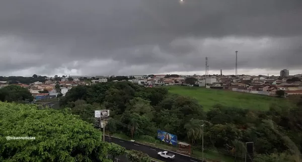Chuva deve continuar até quarta-feira em Marília e região. Há risco de temporais ainda hoje