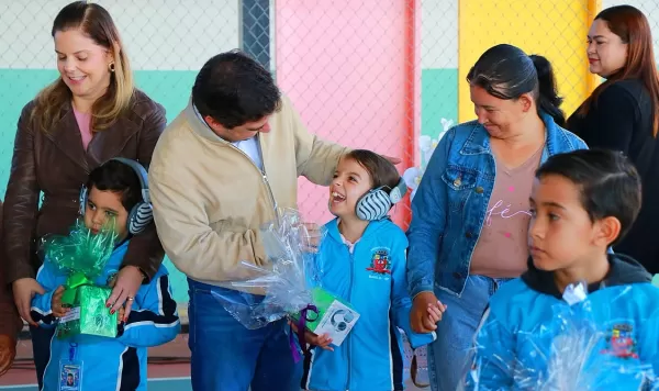 Estudantes da Rede Municipal com TEA em Marília recebem abafadores de ruído 