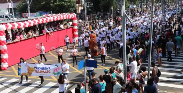 Marília - 95 anos: desfile reúne mais de 10 mil pessoas na avenida Sampaio Vidal