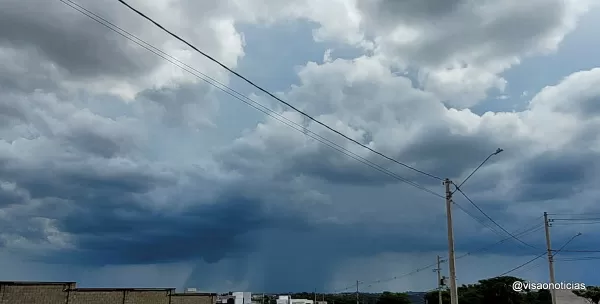 Tempo muda, chove forte na região e INMET alerta para risco de temporal 