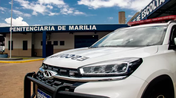 Corpos dos presos mortos em incêndio na penitenciária de Marília começam a ser sepultados