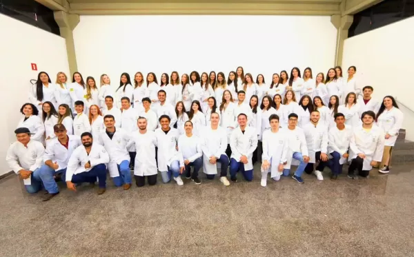 Cerimônia dos Jalecos: Medicina Veterinária da Unimar reúne acadêmicos, familiares e amigos em momento emocionante