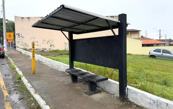 Emdurb recupera ponto de ônibus danificado e alerta para casos de vandalismo em Marília