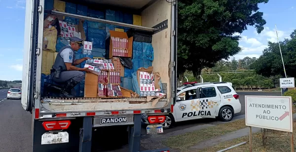 Carreta tipo "frigorífico" lotada com carga milionária de cigarros contrabandeados é apreendida