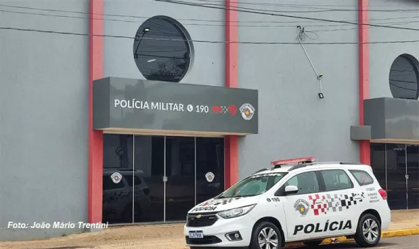 Homem é deixado sozinho em motel para pagar a conta e acusa amigos de assalto 