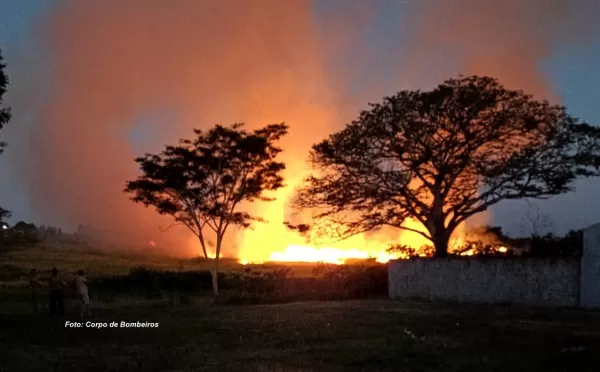 Incêndio em pastagem ameaça casas e mobiliza Corpo de Bombeiros de Marília e Defesa Civil