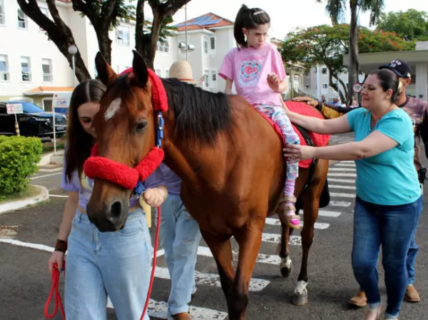 Entidade promove atividade de equoterapia com paciente da pediatria da Santa Casa de Marília