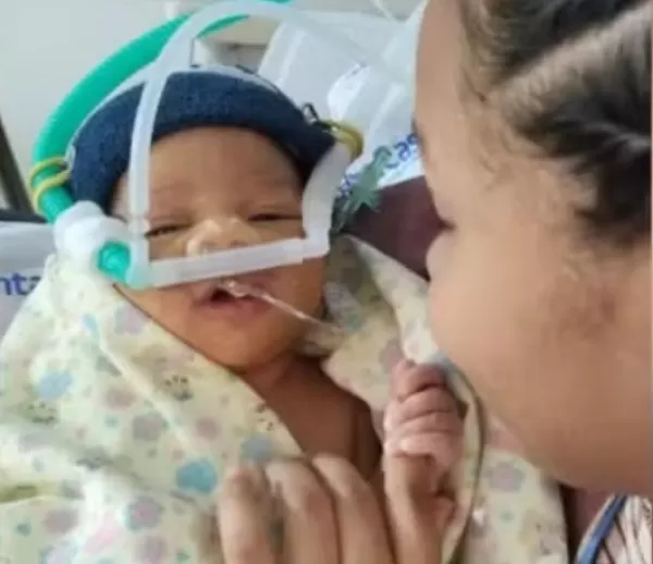Bebê supera quadro grave após falta de oxigênio e deixa hospital sem sequelas