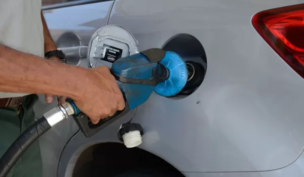 Preço dos combustíveis cai mais de 20% nas refinarias da Petrobras. Mas, e para o consumidor?