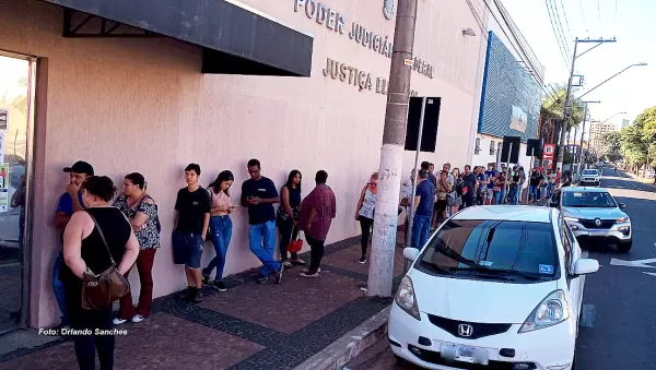 Cartórios eleitorais de Marília têm filas para regularização de títulos
