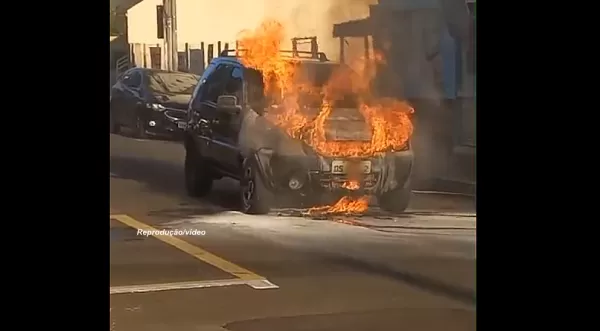 Veículo é destruído por incêndio no centro de Marília