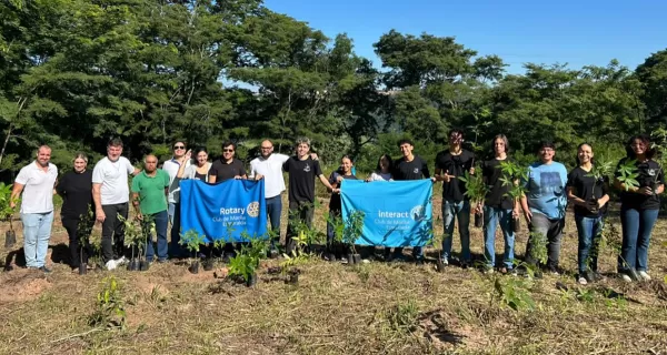 Ação ambiental reúne jovens para plantio de mudas e criar mini bosque em Marília