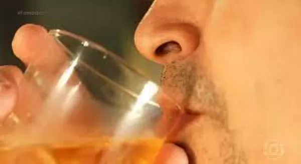 Cientistas desenvolvem testes para detecção de metanol em bebidas