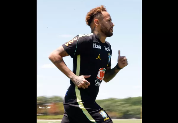 Torcida Campeã: Neymar vai a campo pela primeira vez em treino da seleção brasileira