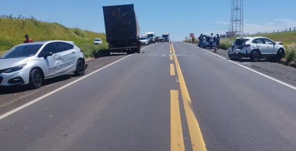 Acidente na BR-153 em Marília envolve cinco veículos