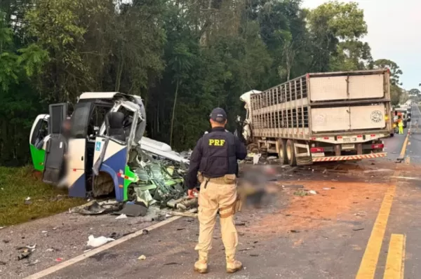Acidente entre carreta e micro-ônibus deixa 23 mortos na BR-373, no Paraná