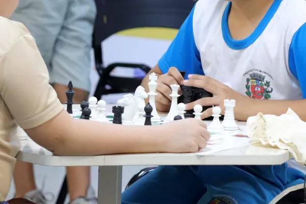 Projeto piloto ensina xadrez para alunos de EMEFs em Marília