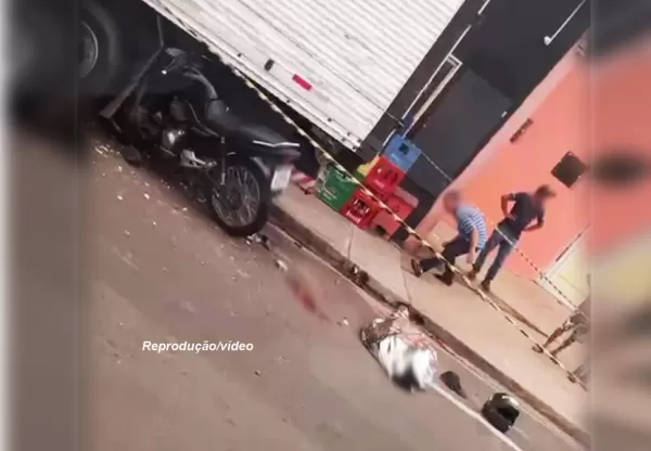 Motociclista morre ao bater na traseira de caminhão em Marília