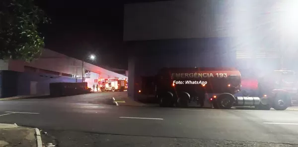 Incêndio atinge metalúrgica em Marília mobiliza Corpo de Bombeiros