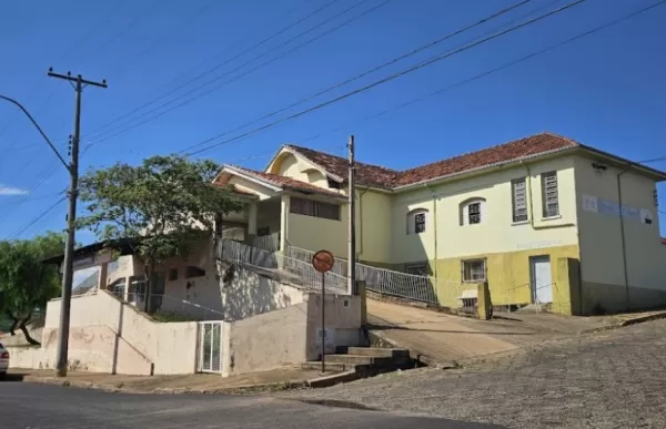 Rapaz com problemas mentais tenta matar o próprio pai a facada