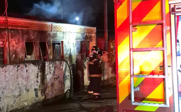 Polícia investiga incêndio em casa na zona norte de Marília