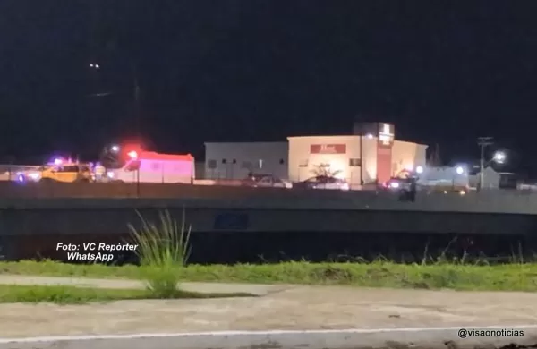 Carros batem de frente em viaduto na rodovia do Contorno em Marília