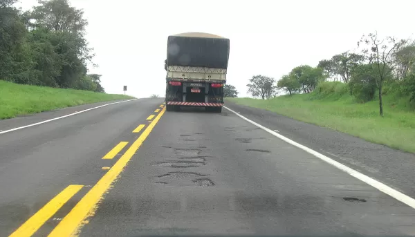 Feriadão aumenta movimento também na BR-153 e condições da pista exigem atenção redobrada em toda região