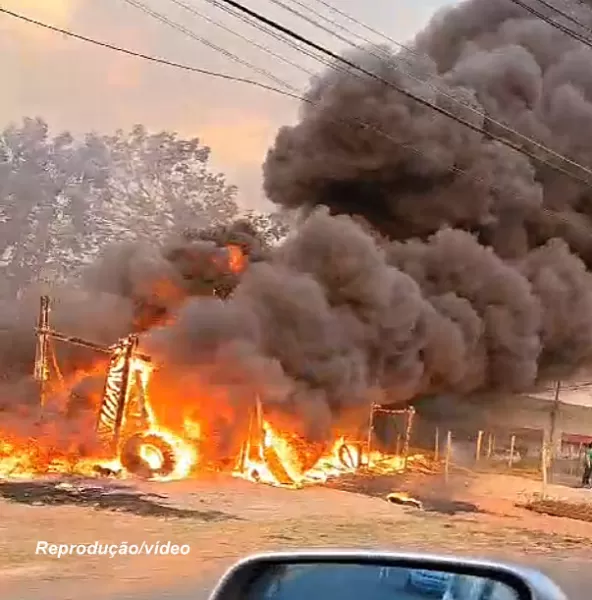 Incêndio às margens da SP-294 assusta motoristas em Marília