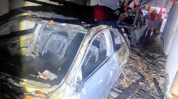 Incêndio em garagem destrói dois carros e moto