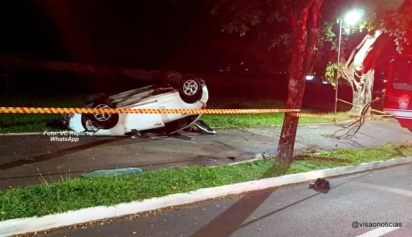 Carro capota e invade pista de cooper da avenida das Esmeraldas