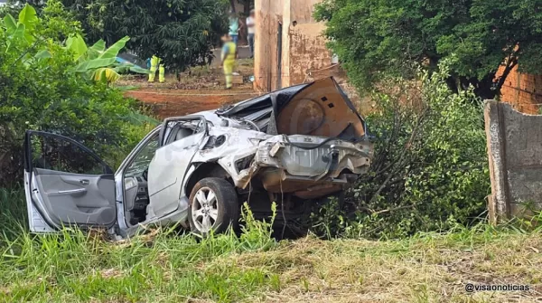 Motorista capota em rodovia e carro vai parar no quintal de uma casa