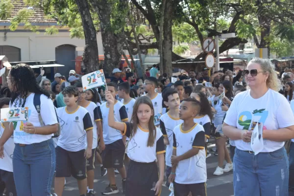 Gestão de Diogo Ceschim resgata tradição e devolve à população o desfile Cívico de Pompeia