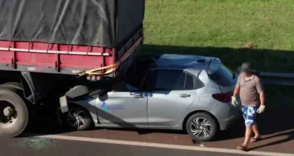 Carro "entra" na traseira de carreta e deixa motorista gravemente ferido