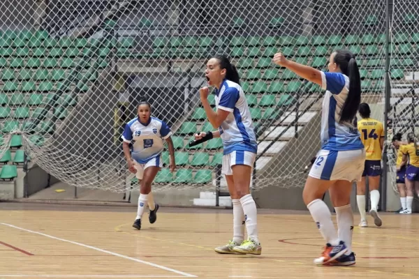 Futsal feminino de Marília vence as donas da casa e conquista o título da Taça SMEL 2025