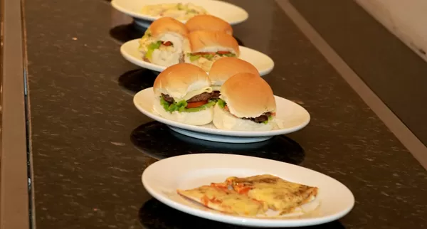 Novo cardápio da rede municipal de ensino em Marília inclui x-salada e até pizza de queijo