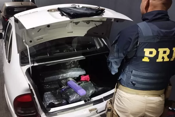 Casal é preso pela PRF transportando mais de 80 quilos de maconha